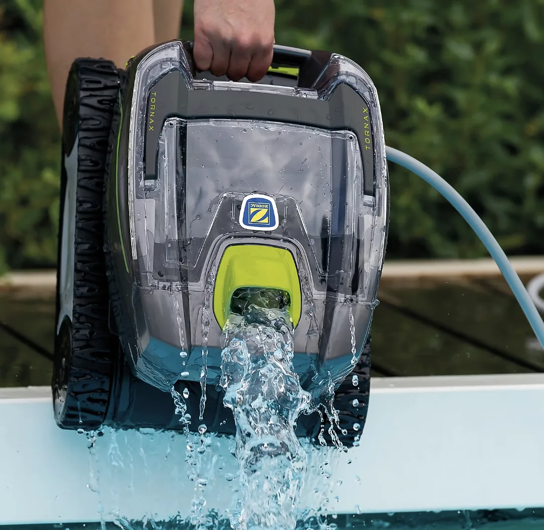 Zodiac GT 3220 posé sur rebord de piscine — sortie d'eau à une main grâce aux 5,5 kg