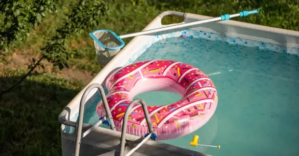 Que mettre sous une piscine hors sol