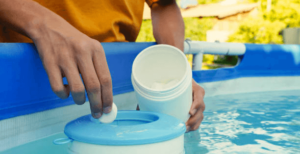 Trop de chlore dans la piscine : que faire
