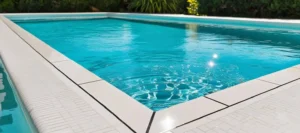 Nettoyer et entretenir des margelles de piscine
