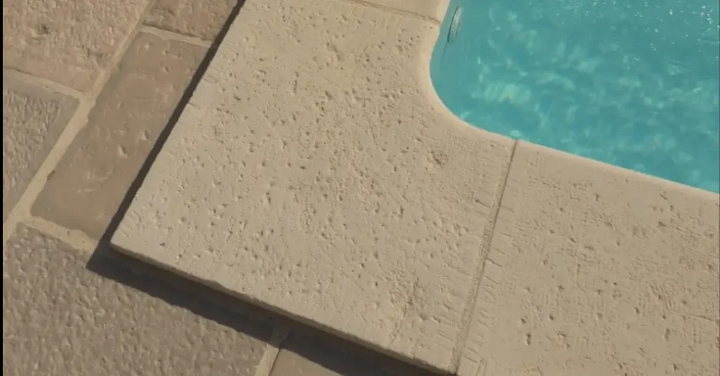 nettoyer margelles de piscine